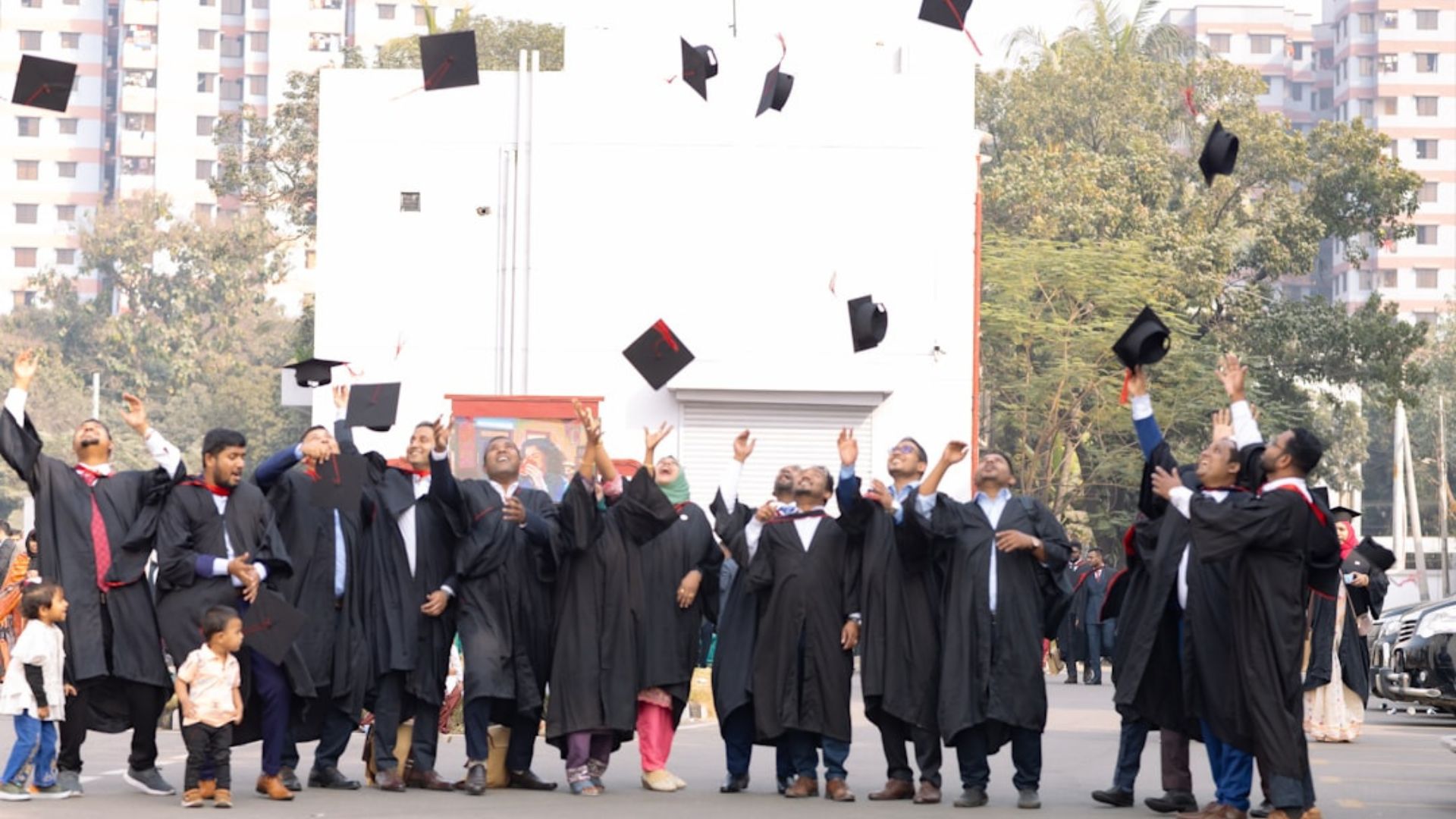 Groupe de diplômés célébrant leur réussite